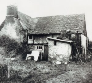 <strong>Range Farm.</strong> A late 17th C. farmhouse demolished in 1982 and rebuilt. Some of the timbers were used in the refurbishment of parts of the White Hart Public House. It was a 2 bay timber frame cottage with outside end chimney stack and lower back wing for service bay and stair.